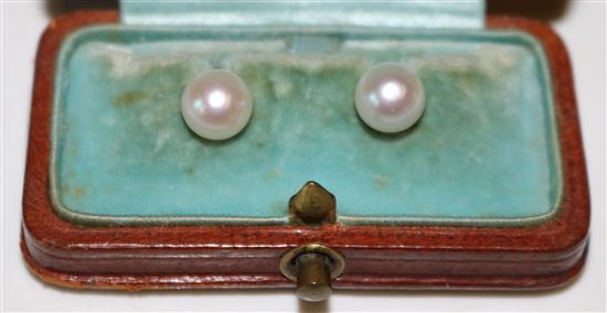 Pair pearl cufflinks